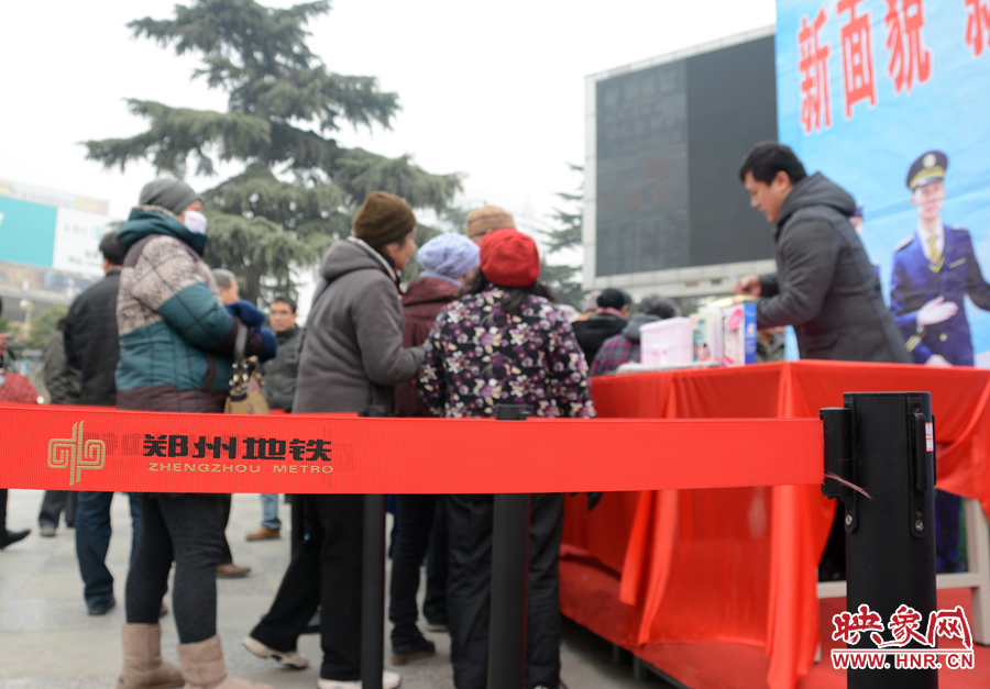 鄭州地鐵進(jìn)社區(qū)活動(dòng)在紫荊山廣場舉行