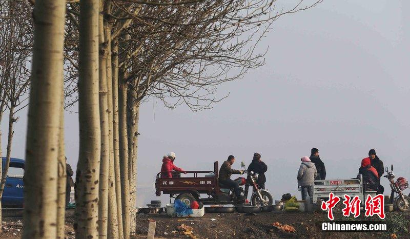 圖為12月1日，104國(guó)道靜?？h城附近，104國(guó)道靜海縣城附近，高速旁邊形成的黑市。田寶希 攝 圖片