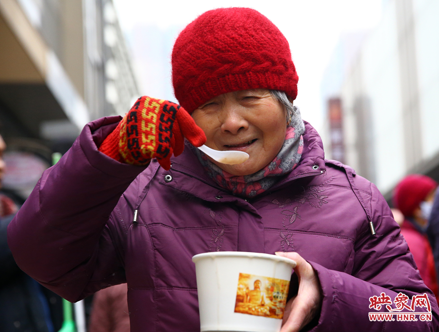 一位老人家邊喝粥邊說(shuō)粥不錯(cuò)