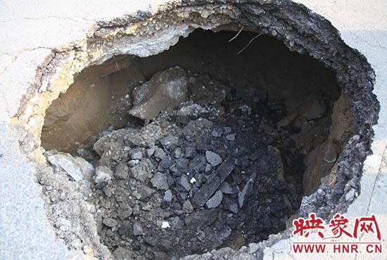 坑口直徑約兩米，路面下形成中空的大坑，約有15平方米。