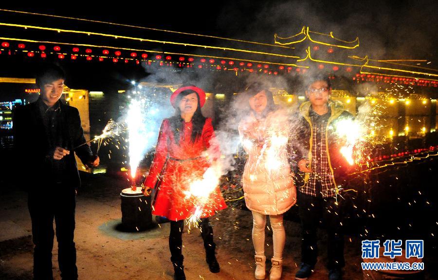 1月30日，浙江金華武義市民在燃放煙花，喜迎馬年春節(jié)。