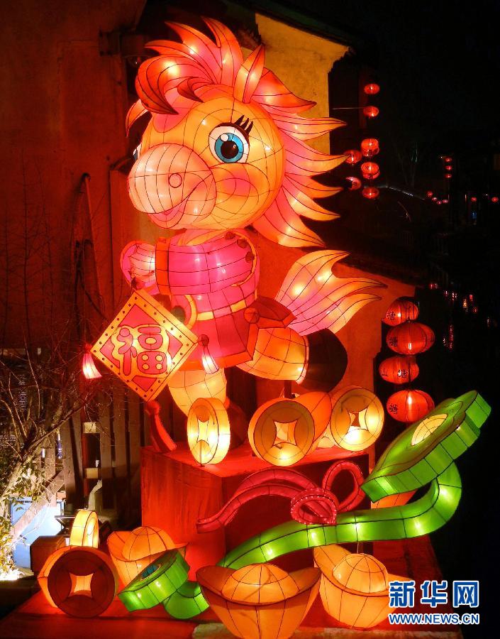 1月30日在蘇州山塘街拍攝的“福馬鬧春”彩燈景觀。