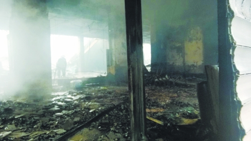 3.營(yíng)業(yè)大廳棚頂坍塌，貨物成灰。