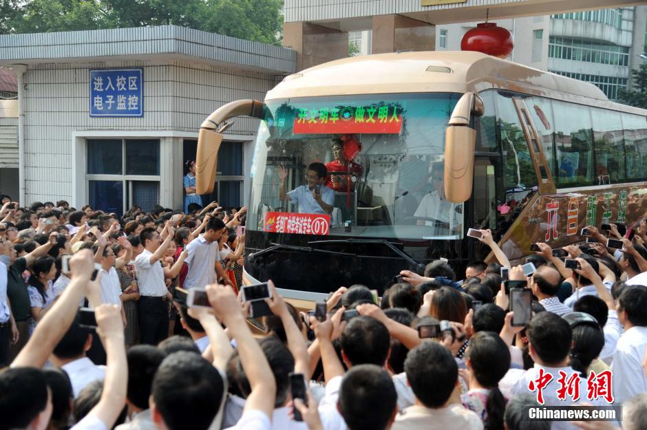 安徽毛坦廠中學考生趕考 萬余民眾“十里相送” 安徽毛坦廠中學考生趕考 萬余民眾“十里相送”