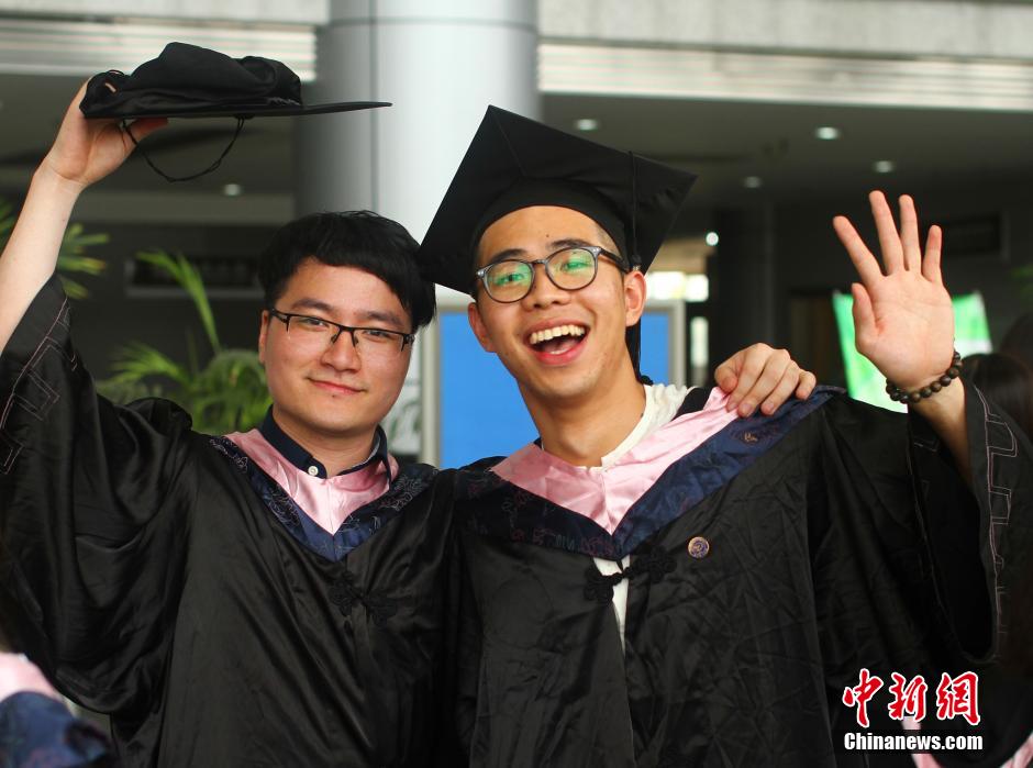 6月6日，浙江理工大學(xué)的畢業(yè)生們?cè)谛@中以賣萌、搞怪等獨(dú)具青春特色的方式告別大學(xué)生涯。中新社發(fā) 李晨