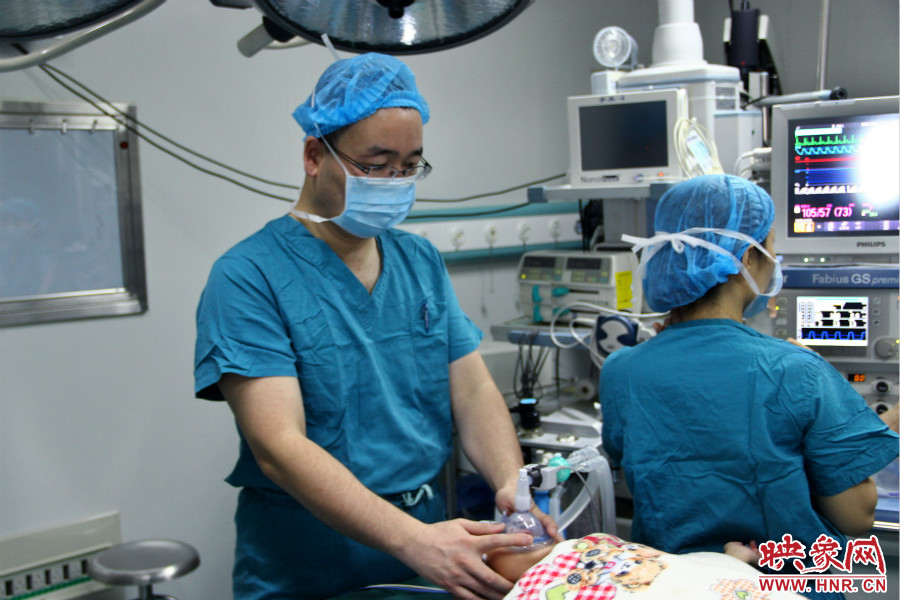 上午8點(diǎn)10分，小龍接受全身麻醉。