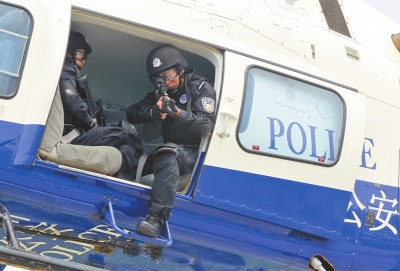 遇緊急情況，機(jī)載狙擊手可實(shí)施對(duì)地打擊。