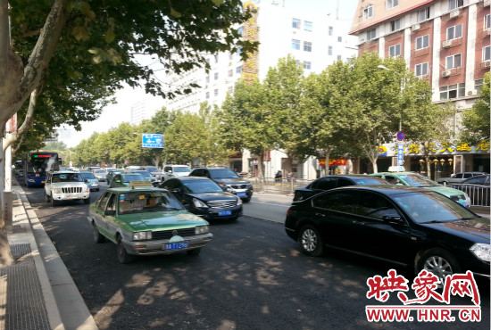 “無(wú)車(chē)日”仍有許多私家車(chē)主選擇開(kāi)車(chē)上路。