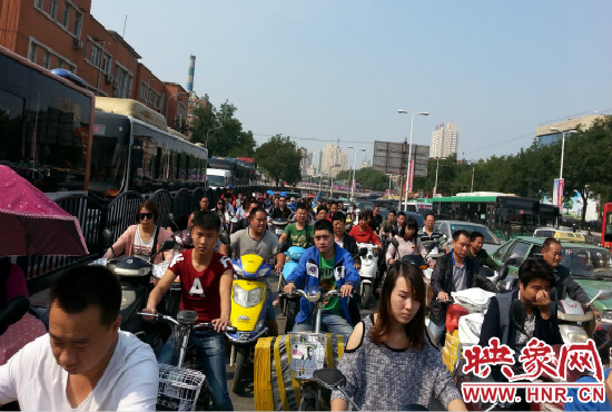 在一些易堵路段車(chē)輛仍然“寸步難行”。