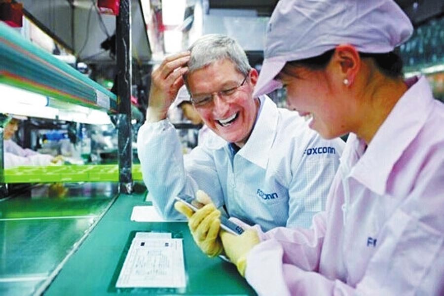 圖為蒂姆·庫克和一名女工在熱烈地交談。