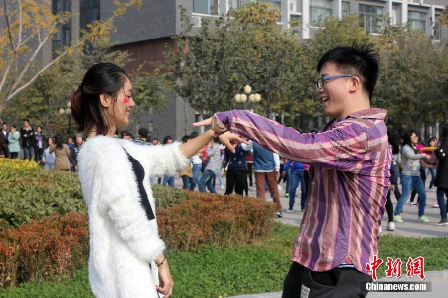 11月11日，河南財經(jīng)政法大學校園內(nèi)，300名在校大學生在上演了一出“光棍”也瘋狂的“快閃”大戲。