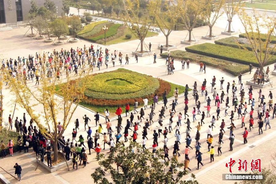 11月11日，河南財經(jīng)政法大學校園內(nèi)，300名在校大學生在上演了一出“光棍”也瘋狂的“快閃”大戲。