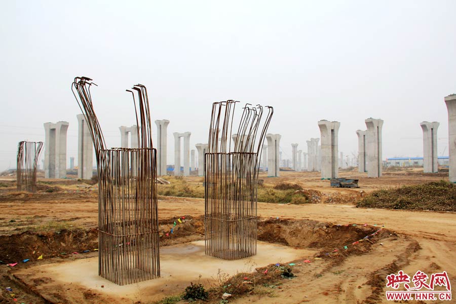 位于鄭州市南四環(huán)的京廣快速路南延工程已經(jīng)停工數(shù)月，現(xiàn)場(chǎng)幾百根橋墩已經(jīng)架起，場(chǎng)面甚是“震撼”。