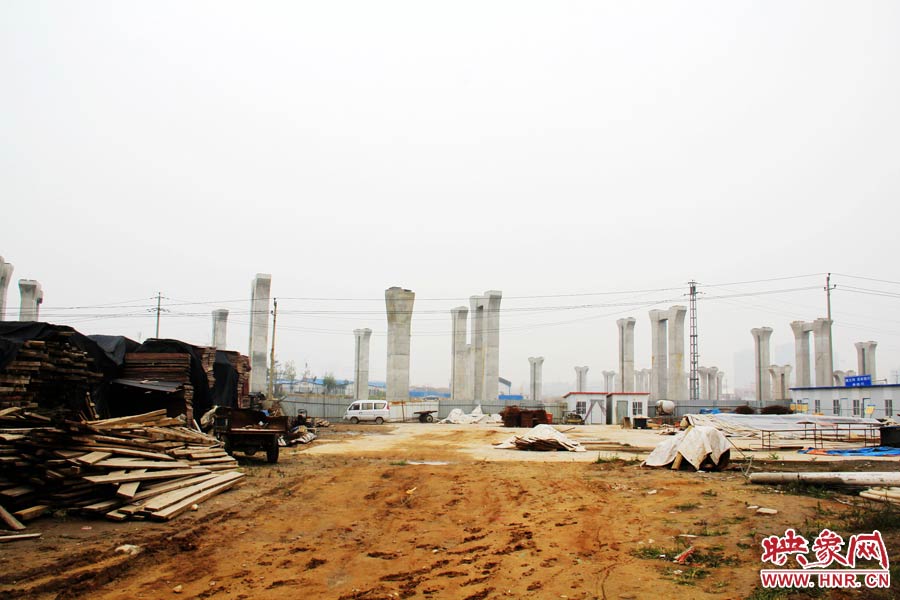 項(xiàng)目已經(jīng)停工數(shù)月，施工工地上很難見到工人，設(shè)備也很少。