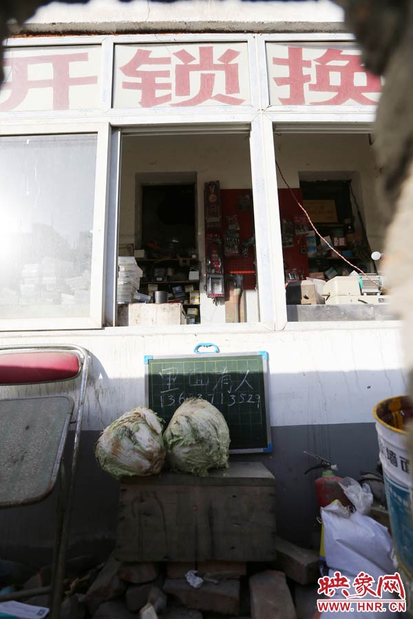 一家開鎖的商戶掛了一個牌子，上面寫著“里面有人”，提醒市民這里正常營業(yè)。