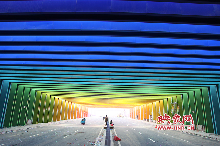 出隧道時由顏色過渡為紫色。