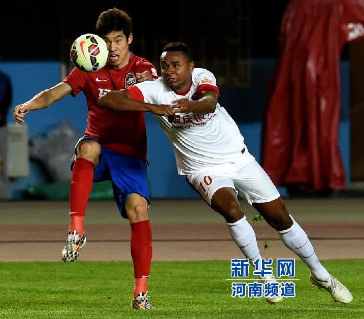 重慶力帆隊(duì)隊(duì)員科爾霍（右）在比賽中拼搶。