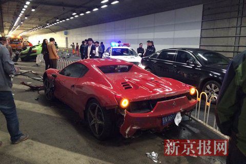 一輛蘭博基尼與一輛法拉利發(fā)生事故，現(xiàn)場狀況慘烈