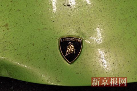 一輛蘭博基尼與一輛法拉利發(fā)生事故，現(xiàn)場狀況慘烈