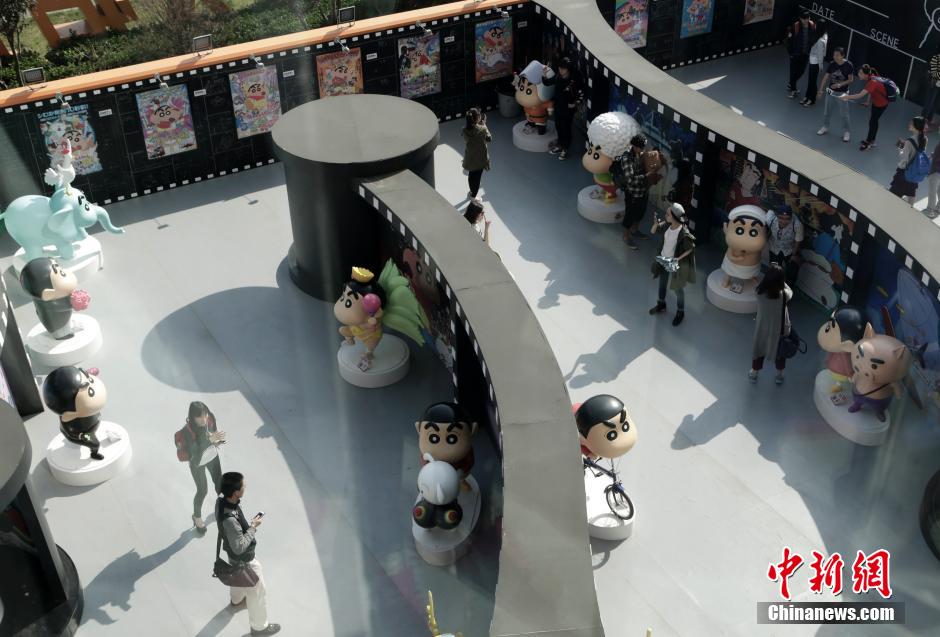 4月22日，游客與蠟筆小新合影。“蠟筆小新25周年紀(jì)念特展”日前在北京開(kāi)展，吸引了不少市民游客。