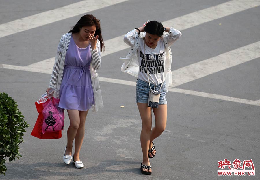 太熱了，還是把頭發(fā)扎起來(lái)