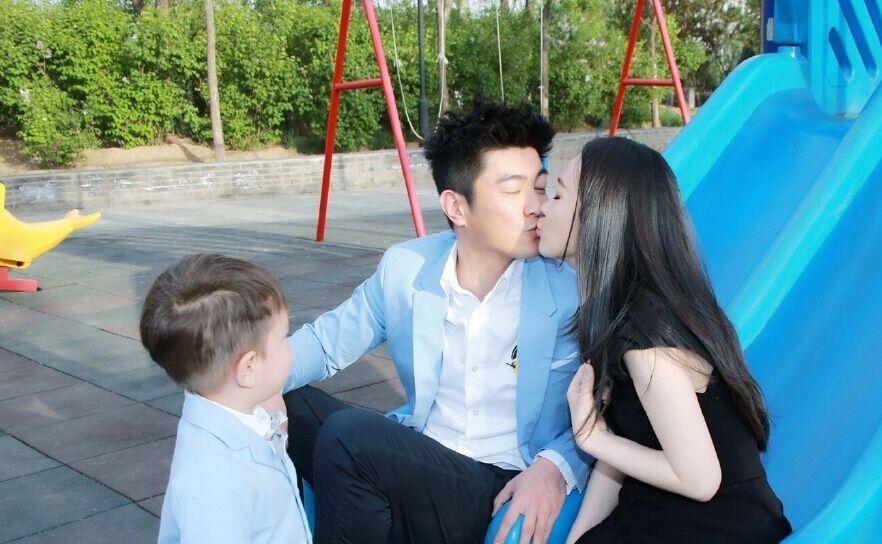 霍思燕與老公親吻,兒子看呆?；羲佳喔窖?“超級愛你們!520快樂!”