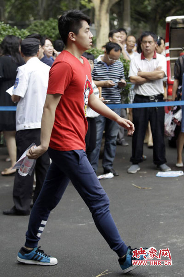 鄭州回中考點(diǎn)，考生自信入場(chǎng)。