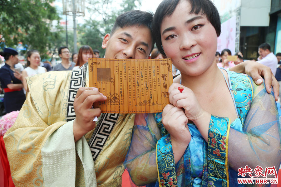 一對(duì)兒情侶現(xiàn)場(chǎng)展示“賣身契”內(nèi)容。