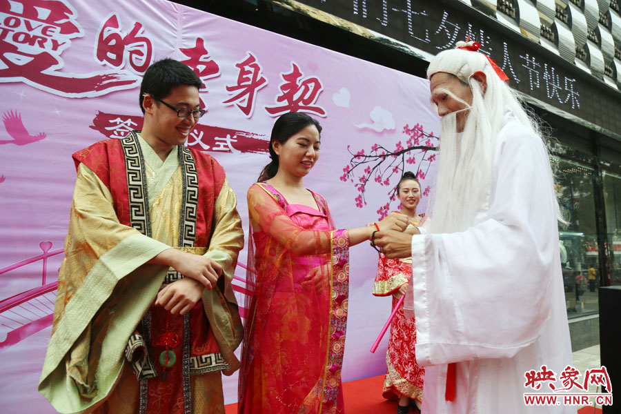 “月老”為每對(duì)情侶綁定“愛你一輩子”情侶手鏈。