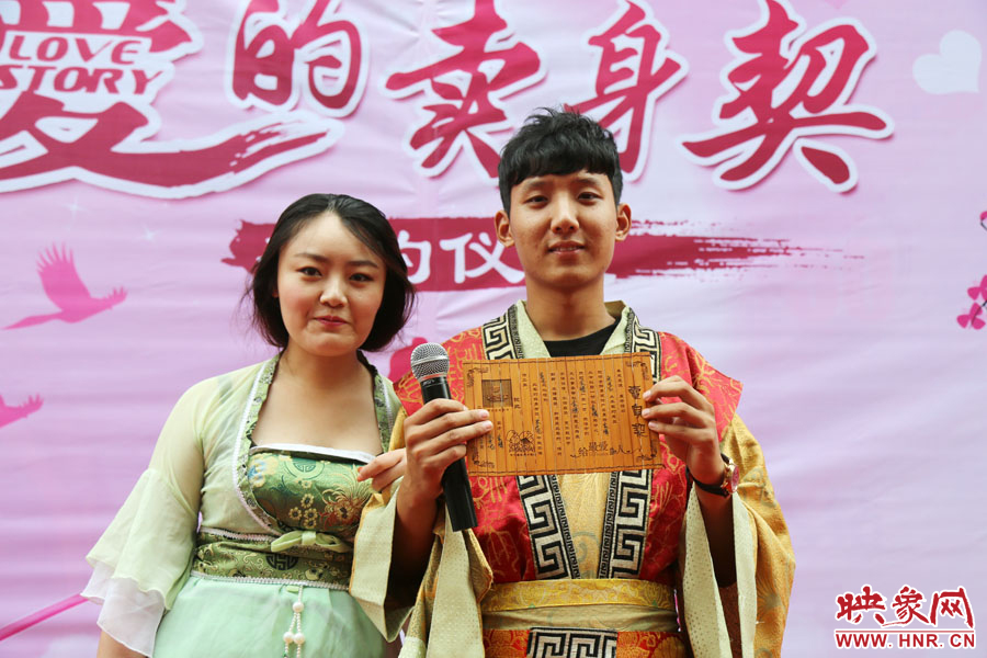 現(xiàn)場(chǎng)的8名男子異口同聲地表示，如違反此契約，可以接受處以極刑。