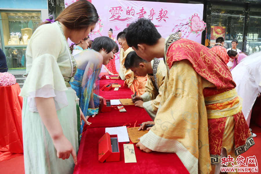 在“月老”的見證下，8名男子簽下代表真摯愛情的“賣身契”。