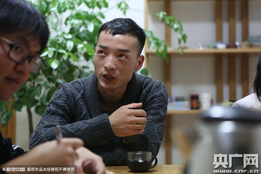 網(wǎng)絡(luò)紅人葉良辰現(xiàn)身浙江臺(tái)州，接受記者的專(zhuān)訪。