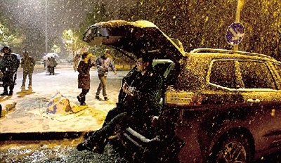 彈琴?gòu)椀绞种付紱]知覺了，還在一首又一首地唱。