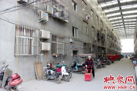 三棟居民樓沒有任何手續(xù)，沒有房產(chǎn)證，售價超級低。