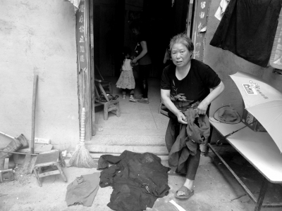 侯見志的母親拿出老伴受傷時(shí)穿的血衣。京華時(shí)報(bào)記者鄭羽佳攝