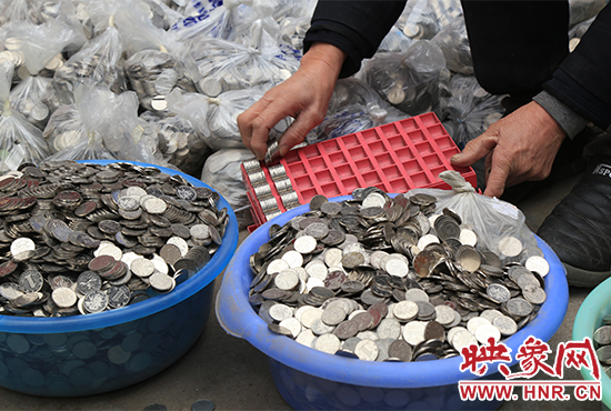 這筆“巨資”大部分已被員工清點(diǎn)好，都是1元硬幣，每500元用一小袋裝起來(lái)。