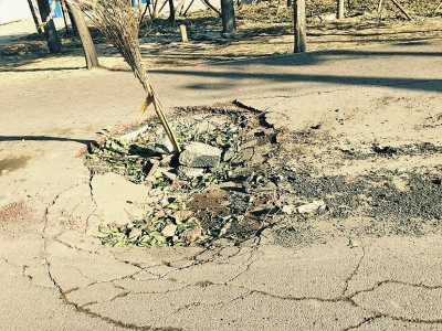 在路面正中間塌陷11平方米，最深處約半米深。