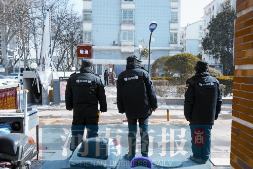 小區(qū)門口有兩撥保安把門，分屬不同的物業(yè)公司