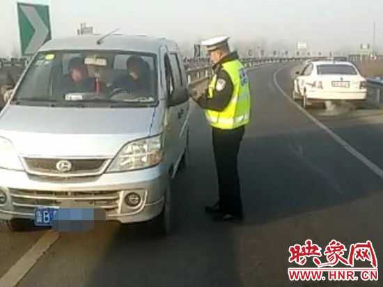 2月3日，一名男子因錯過了路口不顧自身安全竟然在高速上逆行，被焦作高速交警逮個正著。