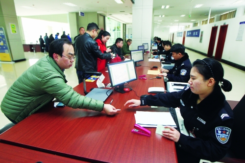 第一天上班來車管所辦理業(yè)務(wù)的人并不多 第一天上班來車管所辦理業(yè)務(wù)的人并不多