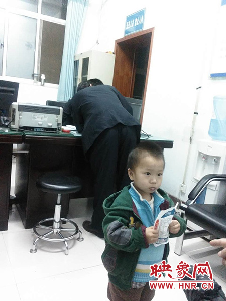 被抱到警務室的男童 被抱到警務室的男童