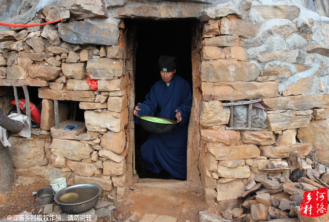 老崔走投無(wú)路中，跟著一個(gè)在嵩山后山修行的道士上了山，找了個(gè)半山腰前人堆砌出來(lái)的石屋安身。