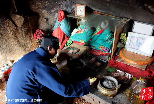山上很少見(jiàn)到陌生人，所有的出家人也都有自己的生活。誦經(jīng)焚香，成了老崔的日常。