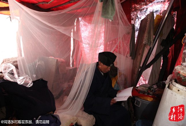 鄰居因?yàn)榱獯?，弄壞了他幾根肋骨，他要求鄰居一萬(wàn)塊錢(qián)賠償，經(jīng)有關(guān)部門(mén)協(xié)調(diào)，最終以八千塊錢(qián)了結(jié)。老崔理直氣壯的說(shuō)：這不是對(duì)我的賠償，這是褻瀆女?huà)z娘娘的懲罰。