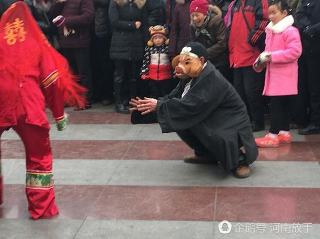 洛陽(yáng)大叔扮豬八戒 一個(gè)動(dòng)作令人臉紅