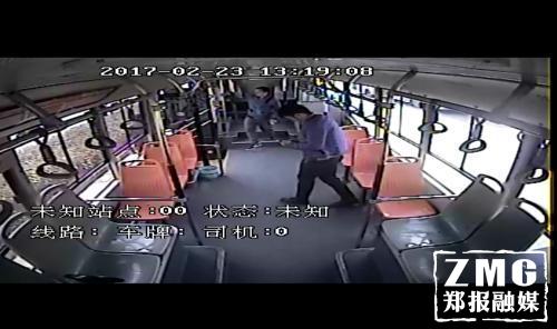 男子坐公交只顧玩手機(jī) 把買(mǎi)房的5萬(wàn)現(xiàn)金忘車(chē)上