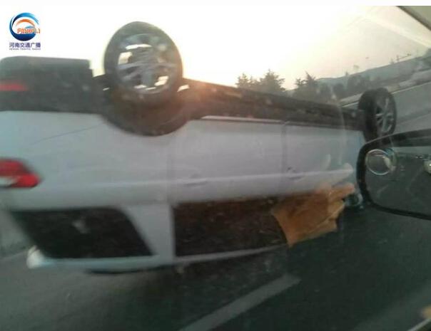 鄭州京廣快速路一輛商務(wù)車(chē)翻倒“四腳朝天”