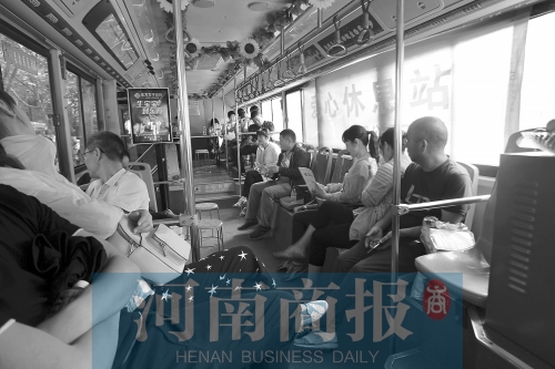 高考家長(zhǎng)坐公交“討彩頭” 網(wǎng)友提醒：“別坐985路” 為啥？