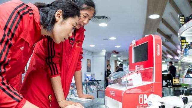 中國(guó)女排香港“掃貨” 朱婷為父親買剃須刀