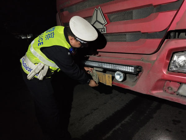 司機用布遮牌被查抱怨:交警晚上還不下班